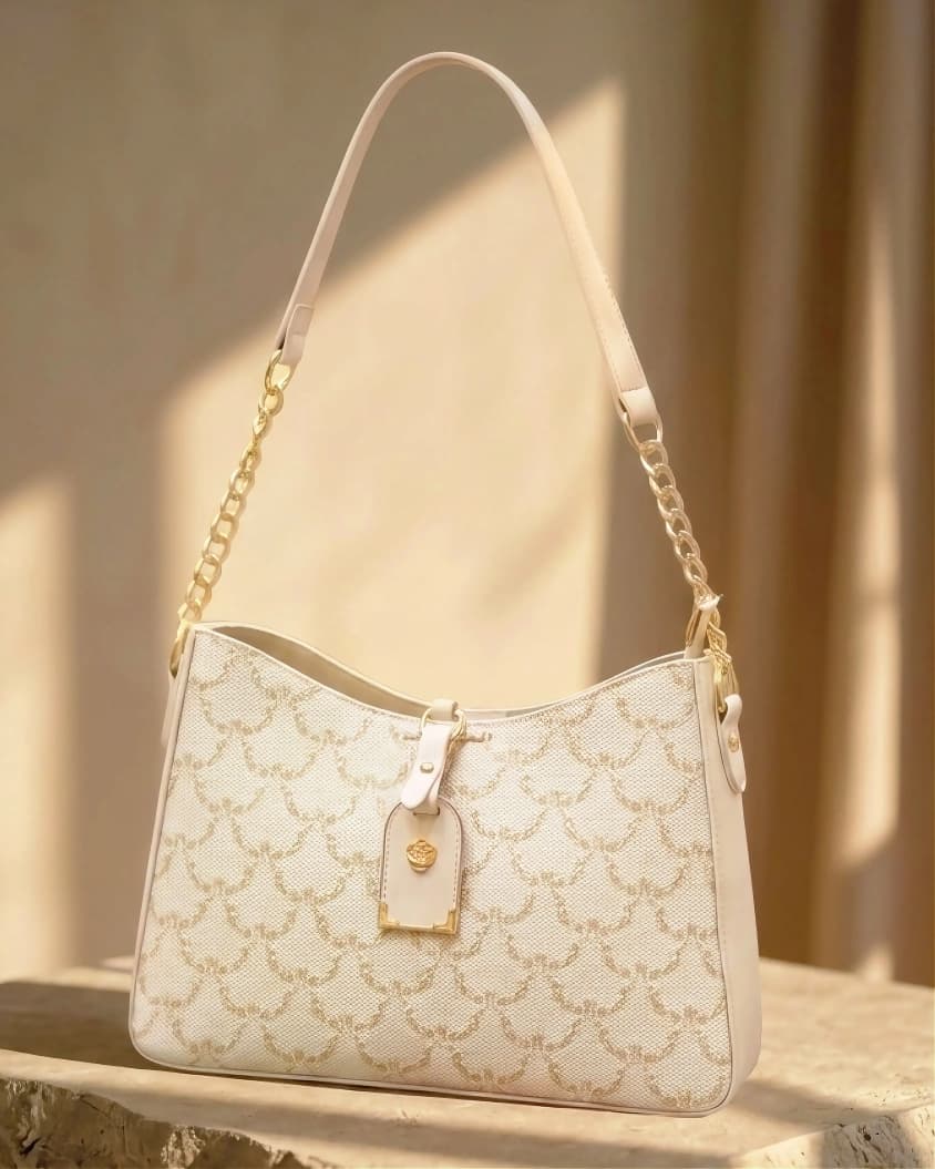 Classic Cream shiny Chain Shoulder Bag
